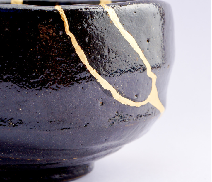 Photo d'accueil avec un vase japonais selon l'art du Kintsugi. Cet art permet de restaurer des objets cassés, abîmés, non pas en dissimulant les fêlures, mais en les sublimant avec de l'or