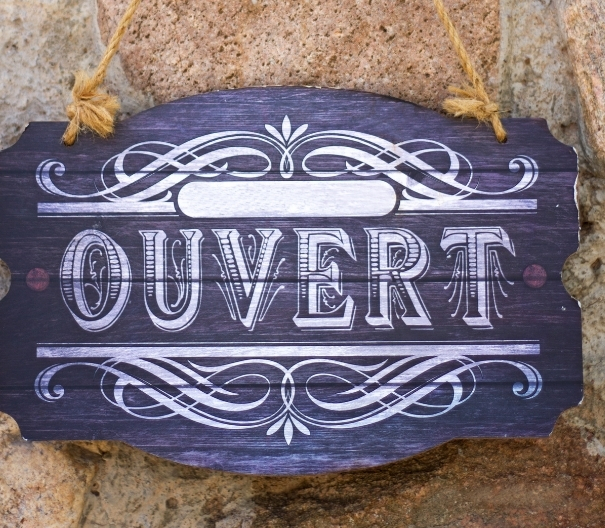 Panneau avec ecrit ouvert